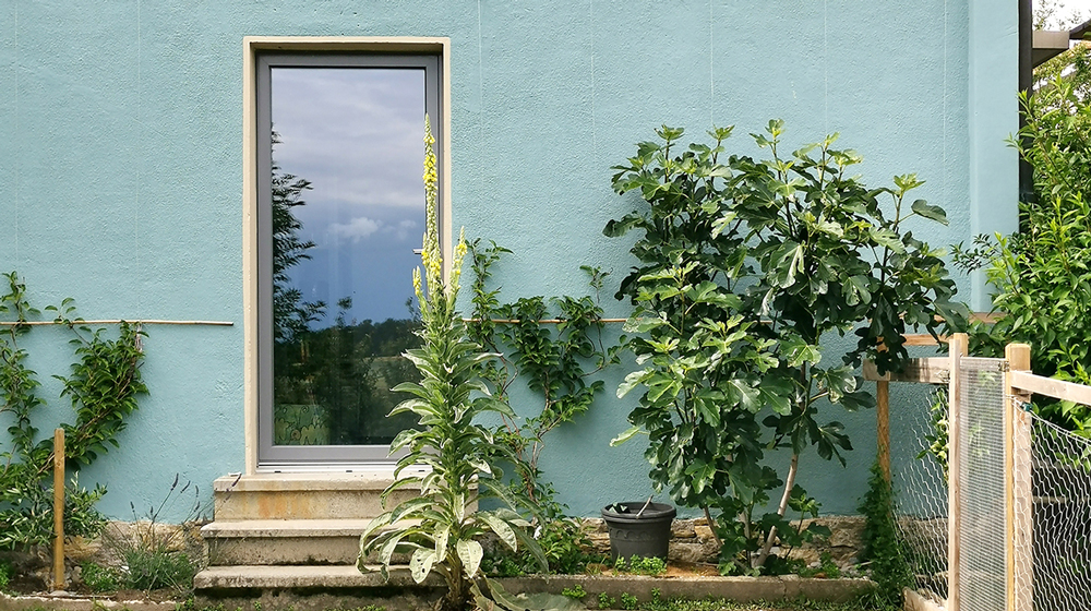 Farbkonzept für eine Aussenfassade mit Mineralfarbe und Ölfarbe